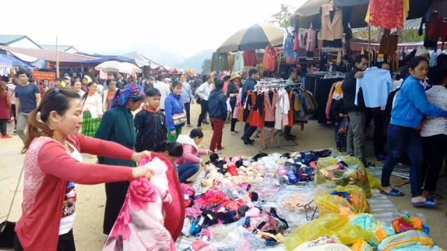 Các loại chăn bông, quần áo được bày bán la liệt ở chợ phiên.