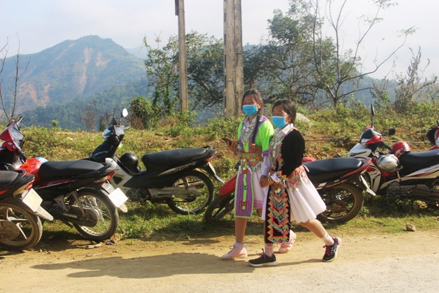 Đôi bạn rủ nhau cùng xuống chợ.