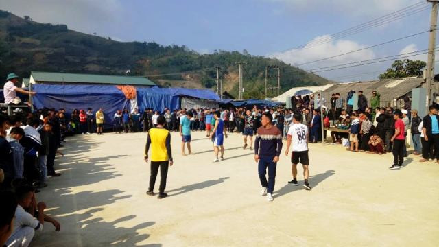 Ban quản lý tổ chức giao lưu bóng chuyền trong mỗi phiên chợ.