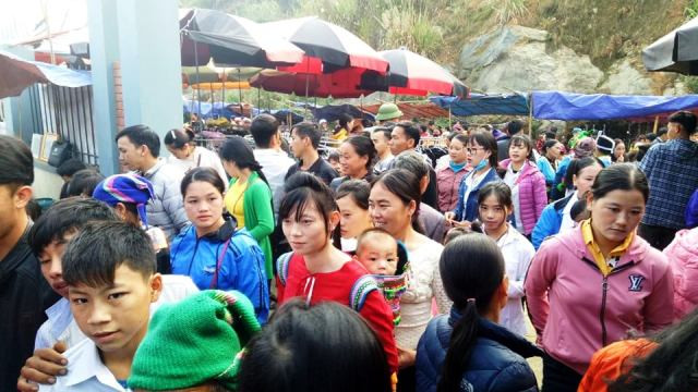 Chợ phiên Nhi Sơn thu hút rất đông người đến dự.