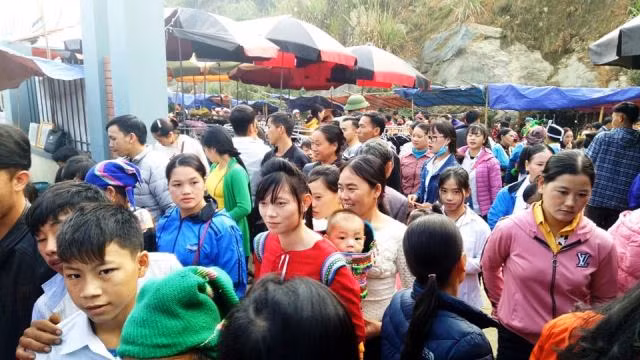 Chợ phiên Nhi Sơn thu hút rất đông người đến dự.