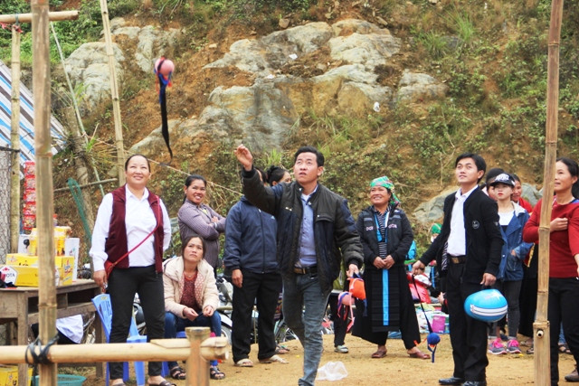 Thanh niên tham gia tung còn ở trong phiên chợ
