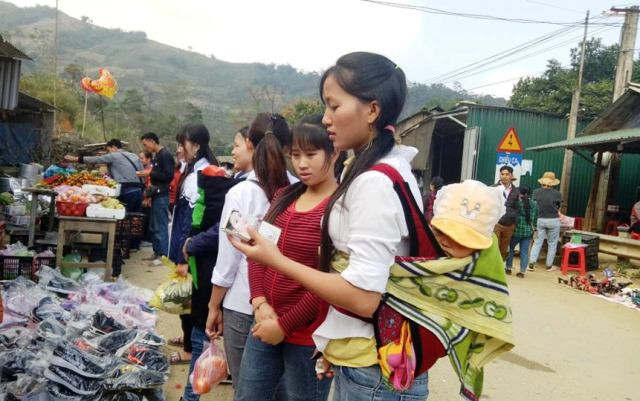 Người mẹ trẻ chọn mua mĩ phẩm.