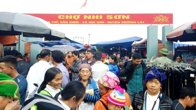 Chợ phiên vùng biên ở xã Nhi Sơn ken đặc người.