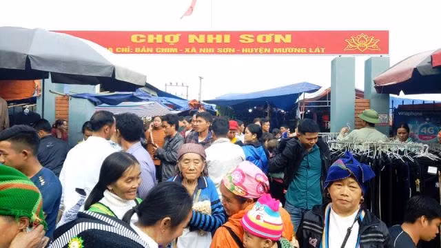 Chợ phiên vùng biên ở xã Nhi Sơn ken đặc người.