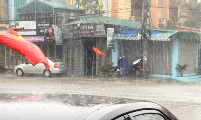 Nhiều người đi xe máy trên đường cũng phải tìm nơi tránh trú vì mưa đá trút xuống.