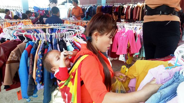 Lựa chọn quần áo.