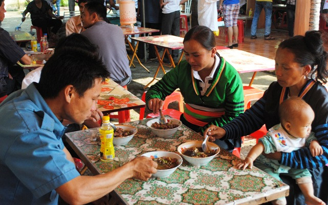 Cùng nhau thưởng thức món thắng cố.