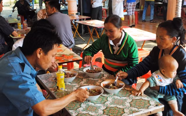 Cùng nhau thưởng thức món thắng cố.