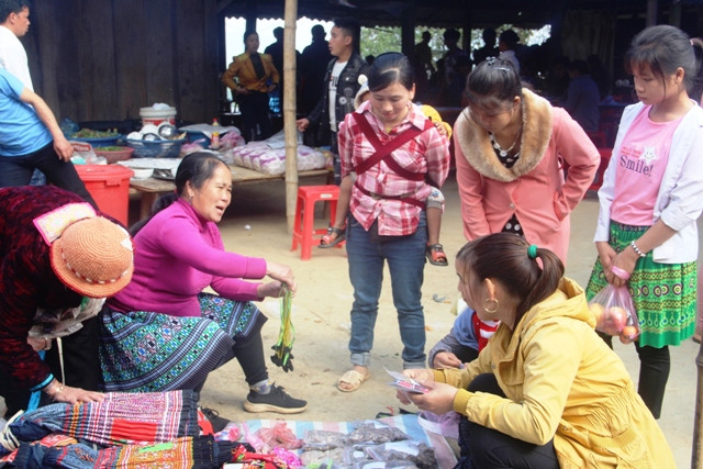 Trao đổi hàng hóa.