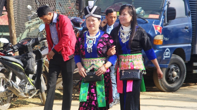 Chị em xúng xính trong trang phục dân tộc, xuống chợ phiên ngày Xuân.