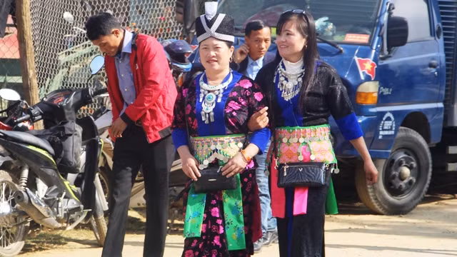 Chị em xúng xính trong trang phục dân tộc, xuống chợ phiên ngày Xuân.