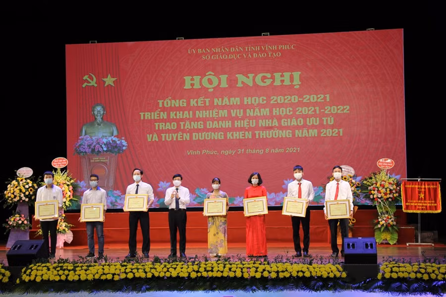 Cán bộ quản lý, học sinh và thầy cô giáo có học sinh đoạt Huy chương Olympic quốc tế của trường THPT Chuyên Vĩnh Phúc được nhận Bằng khen của UBND tỉnh