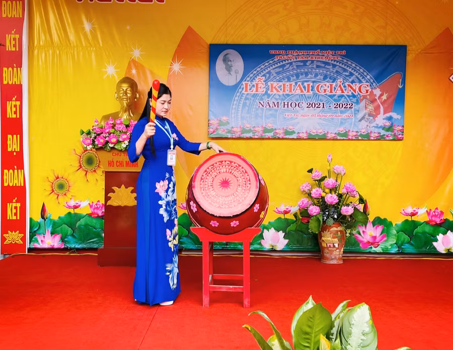 Giám đốc Trung tâm Bảo trợ trẻ em mồ côi tàn tật Việt Trì đánh trống khai giảng năm học mới.