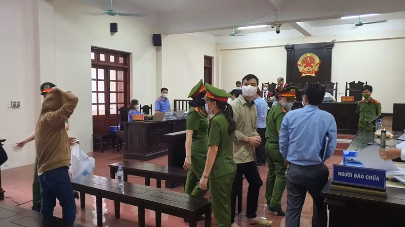 Bị cáo Đặng Hải Anh được dẫn giải khi phiên tòa kết thúc.