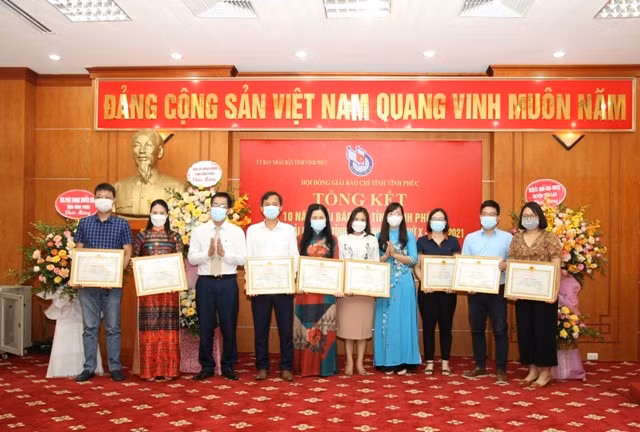 Trao thưởng cho các tập thể, cá nhân được khen thưởng vì có thành tích xuất sắc tham gia Giải báo chí tỉnh Vĩnh Phúc giai đoạn 2012 - 2021.