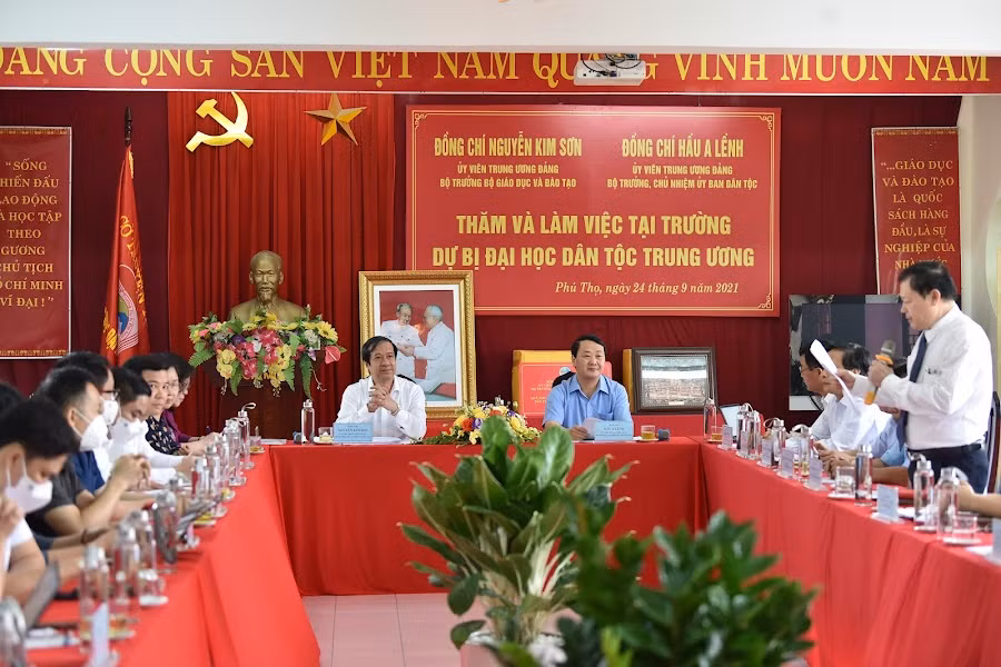 Quang cảnh buổi làm việc