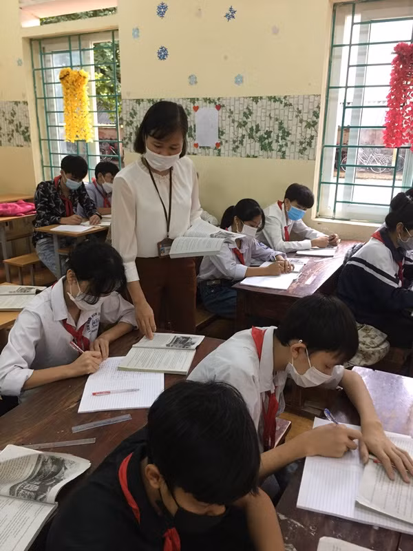 Cô giáo Nguyễn Thị Thanh Sơn – Tổ trưởng Tổ Khoa học xã hội, Trường THCS Thái Hòa trong giờ lên lớp