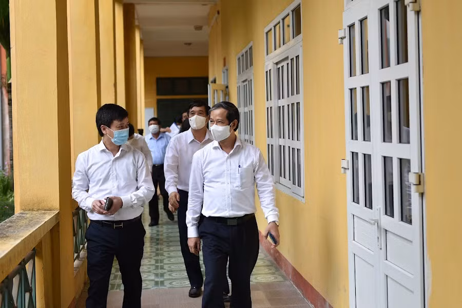 Trước khi làm việc với lãnh đạo tỉnh Phú Thọ, Bộ trưởng Nguyễn Kim sơn đã đến thăm, kiểm tra tại Trường THPT Chuyên Hùng Vương.