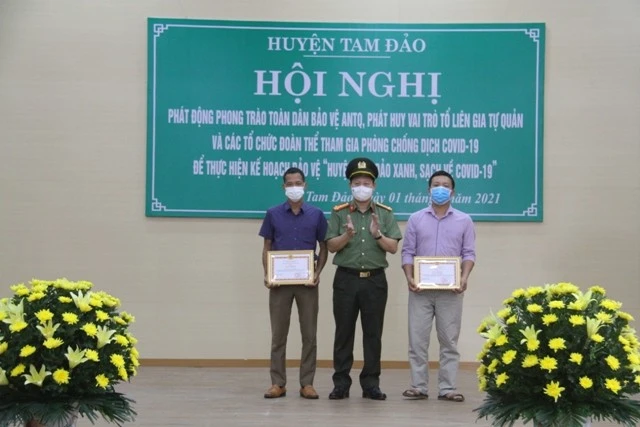 Đại tá Đinh Ngọc Khoa - Giám đốc Công an tỉnh Vĩnh Phúc tặng giấy khen cho các cá nhân đạt thành tích xuất sắc trong công tác phòng chống dịch Covid-19