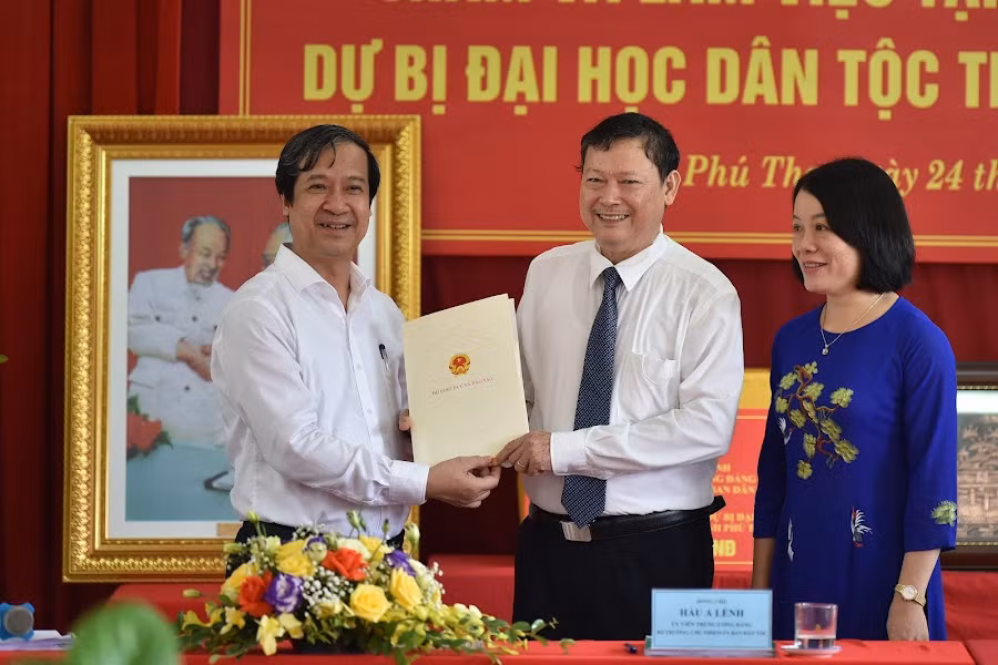 Thông qua lãnh đạo nhà trường, Bộ trưởng Nguyễn Kim Sơn trao tặng học sinh nhà trường 50 triệu đồng.