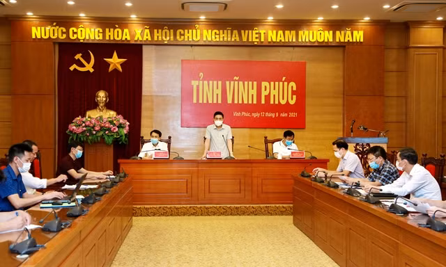 Phó Chủ tịch Thường trực UBND tỉnh Vĩnh Phúc Vũ Việt Văn thông tin tới cơ quan báo chí.