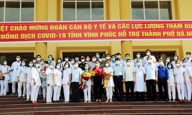 Lãnh đạo tỉnh Vĩnh Phúc chụp ảnh lưu niệm cùng các cán bộ, y, bác sỹ