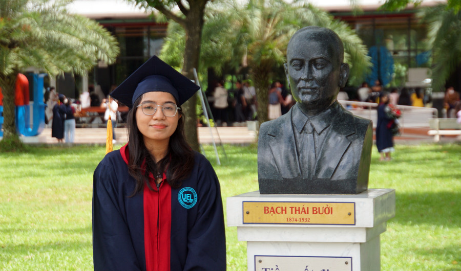 Đinh Rơ Lan Thảo, tân cử nhân Kinh tế đối ngoại, Trường ĐH Kinh tế - Luật tại lễ tốt nghiệp. Ảnh: Mạnh Tùng