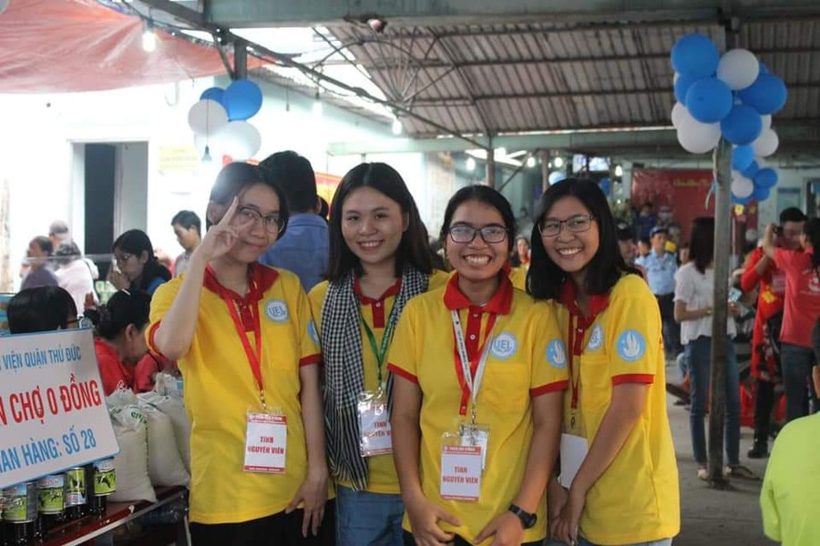 Lan Thảo (thứ ba từ trái qua) cùng các bạn trong chiến dịch Xuân tình nguyện. Ảnh: NVCC