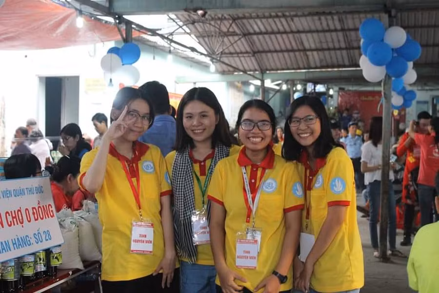 Lan Thảo (thứ ba từ trái qua) cùng các bạn trong chiến dịch Xuân tình nguyện. Ảnh: NVCC