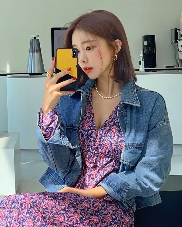 Với kiểu áo khoác này, dù bạn có diện cùng trang phục cá tính hay váy vóc bánh bèo thì phong cách cũng trẻ trung thêm vài phần.