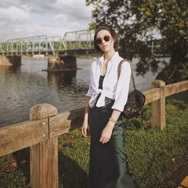 Các nàng có thể biến tấu sơmi thành kiểu áo khoác vừa tiện dụng lại vừa phá cách, cá tính bằng cách khoác ngoài item này một chiếc áo phông đơn giản hay áo hai dây.