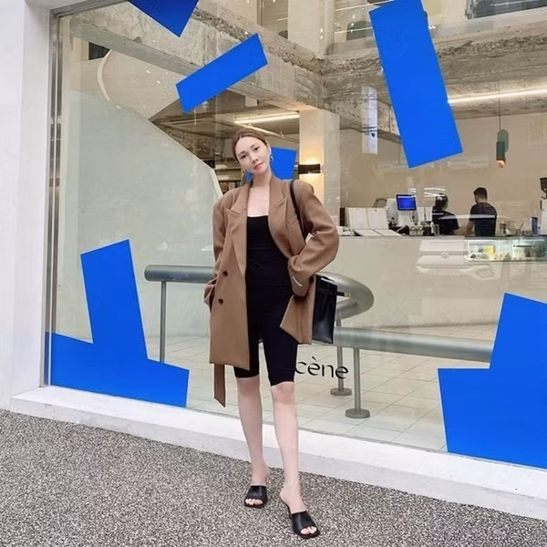 Blazer không phải là một item nhàm chán bởi nó cũng rất đa đạng về kiểu dáng, màu sắc cũng như mẫu mã. Ngoài áo blazer đơn sắc hay blazer kẻ thì những mẫu blazer oversized, blazer lửng, blazer độn vai... cũng rất xứng đáng để bạn lựa chọn.