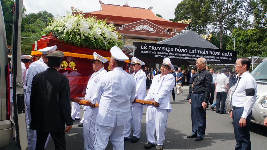 Lễ di quan, tiễn đưa GS.TS Trần Hồng Quân về nơi an nghỉ cuối cùng. (Ảnh: Mạnh Tùng) Lễ di quan, tiễn đưa GS.TS Trần Hồng Quân về nơi an nghỉ cuối cùng. (Ảnh: Mạnh Tùng)
