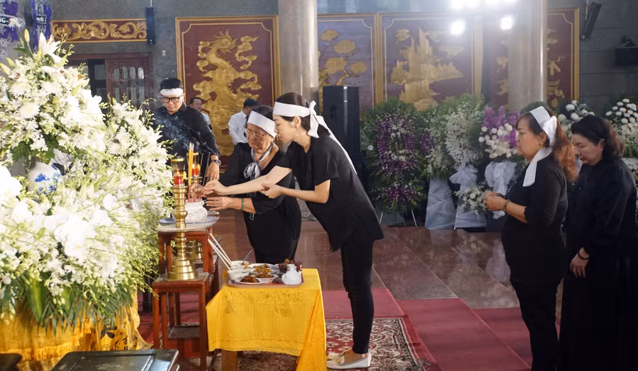 Đại diện gia đình GS.TS Trần Hồng Quân thắp hương tiễn đưa ông về nơi an nghỉ cuối cùng. (Ảnh: Mạnh Tùng)