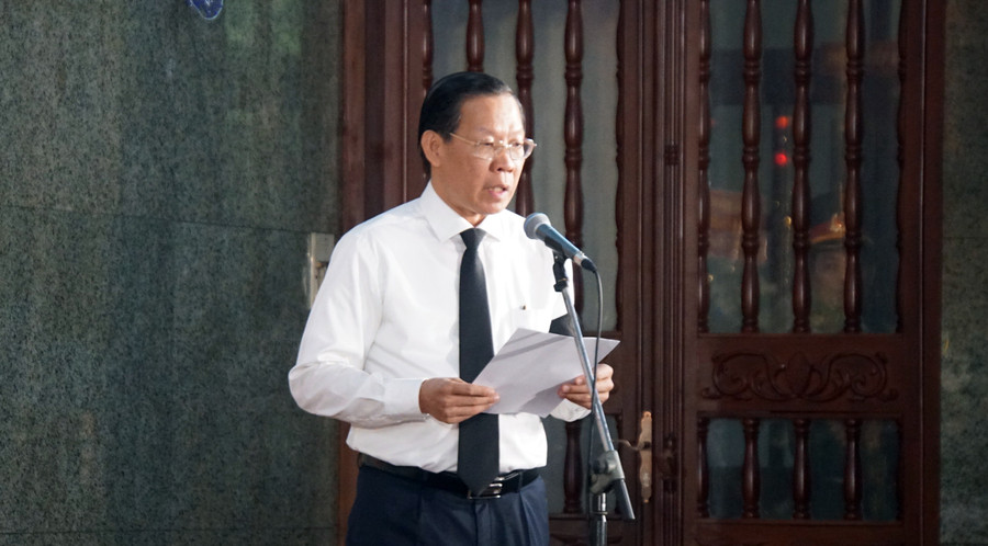 Ông Phan Văn Mãi, Chủ tịch UBND TPHCM, Trưởng ban Tổ chức lễ tang đọc điếu văn truy điệu. (Ảnh: Mạnh Tùng) Ông Phan Văn Mãi, Chủ tịch UBND TPHCM, Trưởng ban Tổ chức lễ tang đọc điếu văn truy điệu. (Ảnh: Mạnh Tùng)