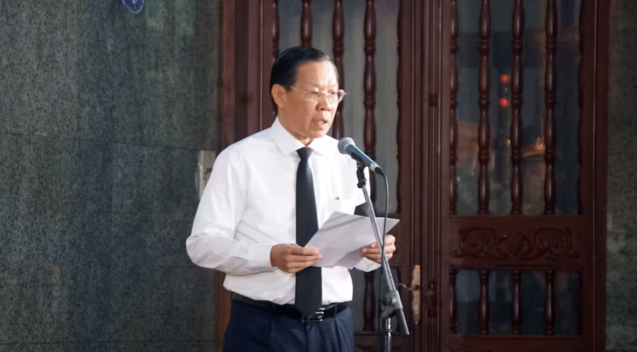 Ông Phan Văn Mãi, Chủ tịch UBND TPHCM, Trưởng ban Tổ chức lễ tang đọc điếu văn truy điệu. (Ảnh: Mạnh Tùng)
