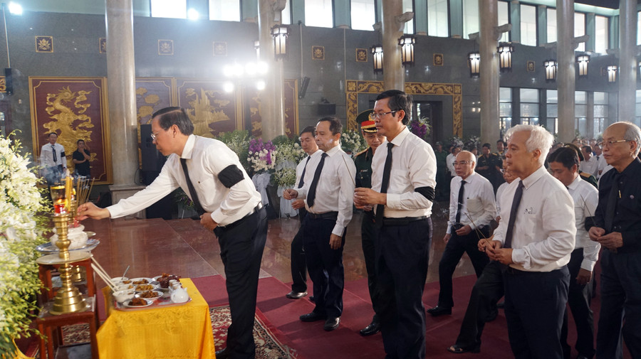 Các đại biểu thắp hương tiễn đưa GS.TS Trần Hồng Quân. (Ảnh: Mạnh Tùng) Các đại biểu thắp hương tiễn đưa GS.TS Trần Hồng Quân. (Ảnh: Mạnh Tùng)