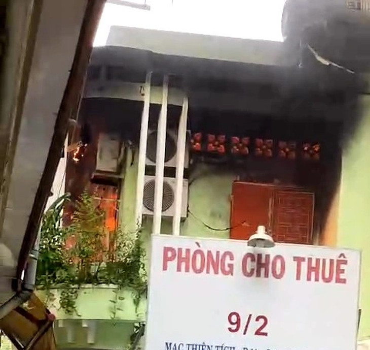 Căn nhà trọ ở quận 5, TPHCM bốc cháy dữ dội. (Ảnh: Cắt từ video)