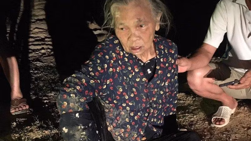 Cụ Nguyễn Thị Xuân được cứu, đưa từ dưới sông Đào lên bờ