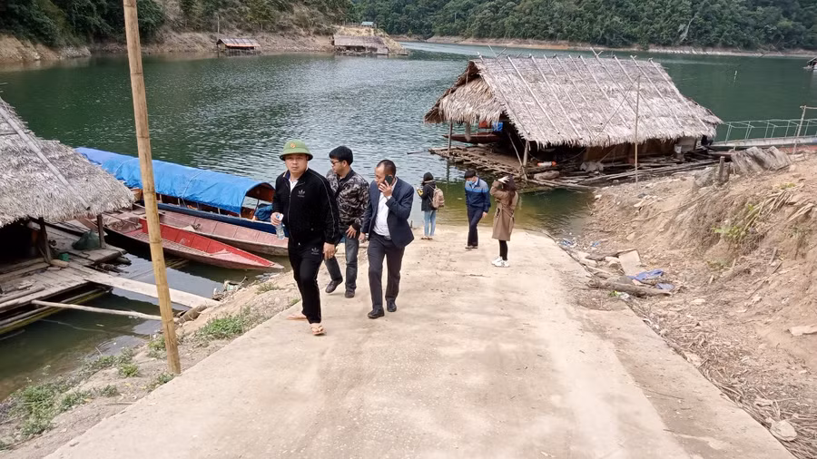 Bến thuyền tại bản Pủng Bón, xã Hữu Khuông, Tương Dương, Nghệ An. Nhiều người dân dựng chòi trên lòng hồ để mưu sinh.