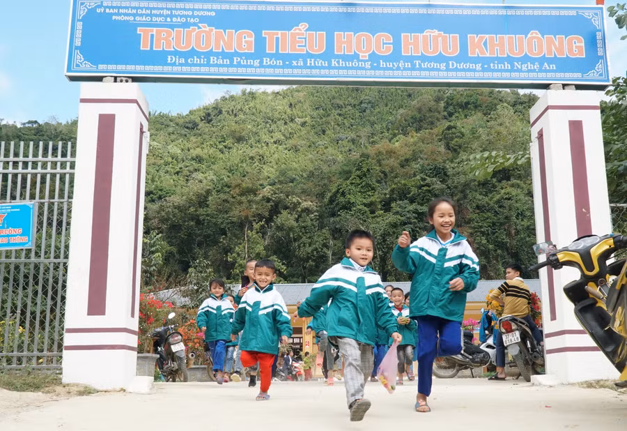 Nét hồn nhiên, vui tươi của những đứa trẻ dân tộc thiểu số khi có áo đồng phục mới.