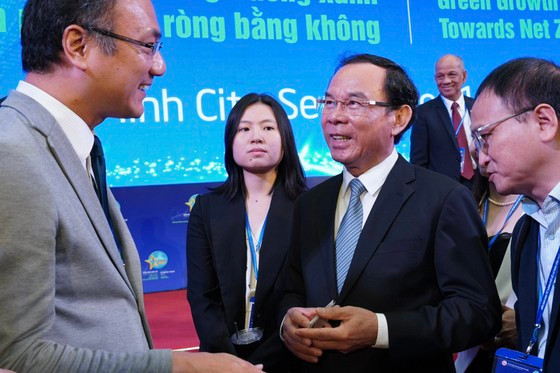 Bí thư Thành ủy TPHCM Nguyễn Văn Nên trao đổi cùng đại diện của các tổ chức ngoại giao, định chế tài chính quốc tế. (Ảnh: Hoàng Hùng/SGGP) Bí thư Thành ủy TPHCM Nguyễn Văn Nên trao đổi cùng đại diện của các tổ chức ngoại giao, định chế tài chính quốc tế. (Ảnh: Hoàng Hùng/SGGP)