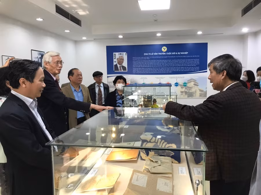 PGS.TS Lê Văn Truyền giới thiệu về di sản của mình