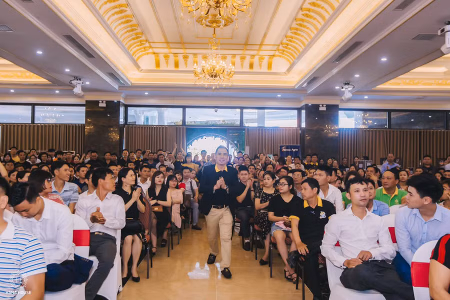 Nhiều giáo viên Nghệ An tham gia hội thảo về hoạt động của các sàn giao dịch kinh doanh về lĩnh vực huy động vốn.