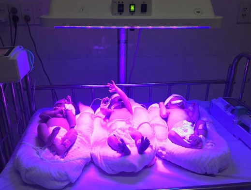 3 bé gái đang được chăm sóc đặc biệt trong phòng cách ly 3 bé gái đang được chăm sóc đặc biệt trong phòng cách ly