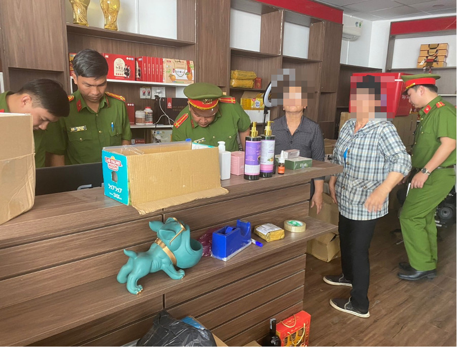 Công an khám xét chỗ ở của Nguyễn Thị Hoài Hương. (Ảnh: Công an Đồng Nai) Công an khám xét chỗ ở của Nguyễn Thị Hoài Hương. (Ảnh: Công an Đồng Nai)