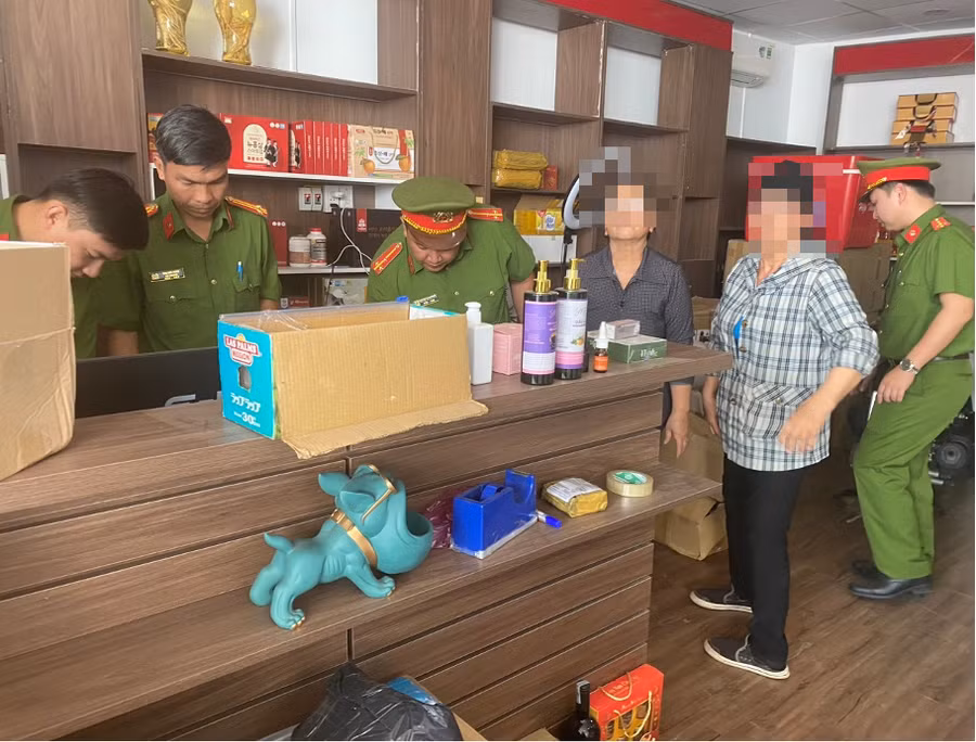 Công an khám xét chỗ ở của Nguyễn Thị Hoài Hương. (Ảnh: Công an Đồng Nai)