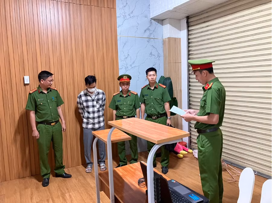 Công an thi hành lệnh bắt, khám xét đối với Trần Quốc Huy. (Ảnh: Công an Đồng Nai)