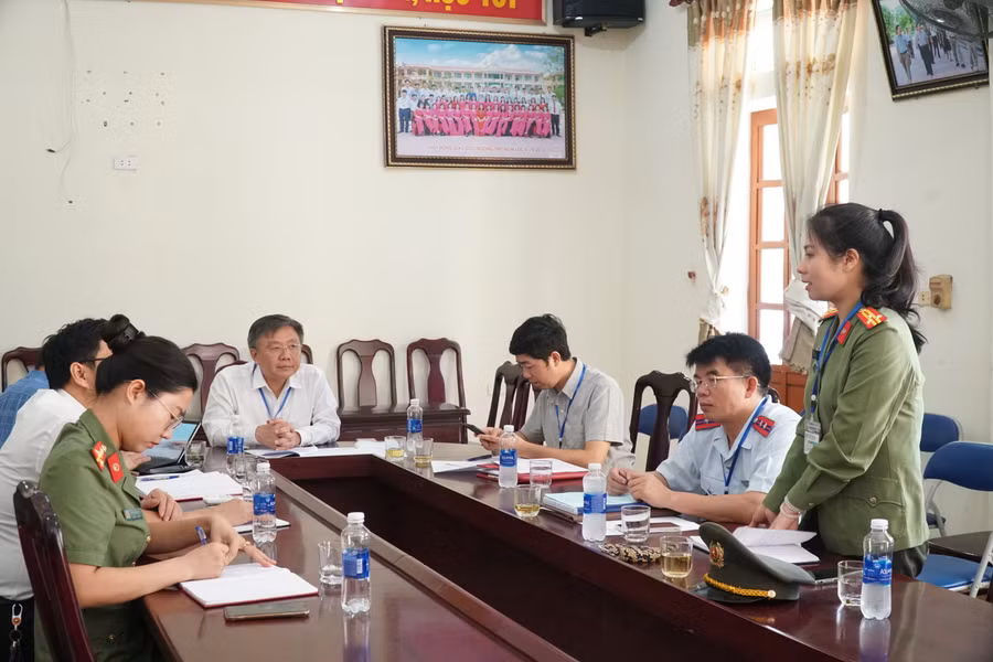 Đoàn kiểm tra làm việc với Trường THPT Nghi Lộc 5 về công tác chuẩn bị kỳ thi tốt nghiệp THPT 2023. Ảnh: Hồ Lài.